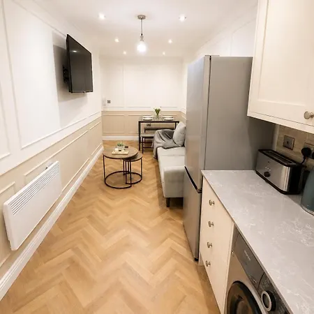 Apartment 1 Bedroom Luxury Serviced With Parking Leeds (West Yorkshire)