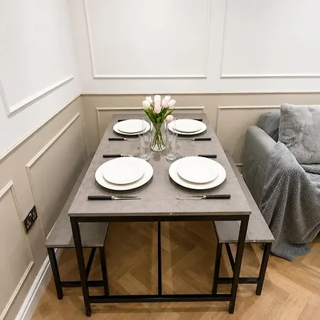 1 Bedroom Luxury Serviced With Parking * Leeds (West Yorkshire)