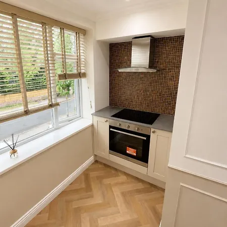 1 Bedroom Luxury Serviced With Parking * Leeds (West Yorkshire)