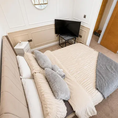 1 Bedroom Luxury Serviced With Parking *