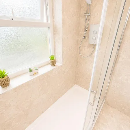 Apartment 1 Bedroom Luxury Serviced With Parking *