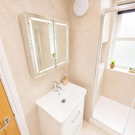 1 Bedroom Luxury Serviced With Parking * Leeds (West Yorkshire)