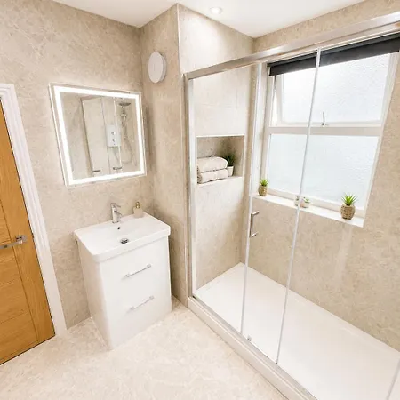 1 Bedroom Luxury Serviced With Parking Apartment Leeds (West Yorkshire)