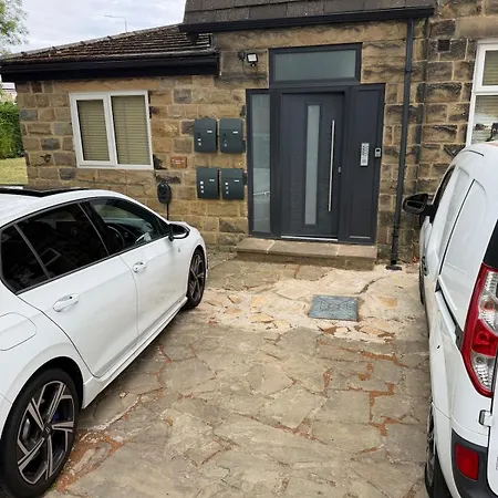 Apartment 1 Bedroom Luxury Serviced With Parking *